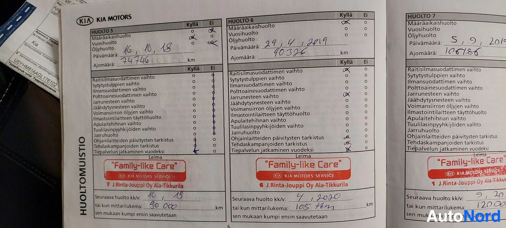 Yksityiskohta: Kia-huoltokirjan sivu, jossa merkinnät huolloista 5, 6 ja 7 vuosilta 2018–2019.