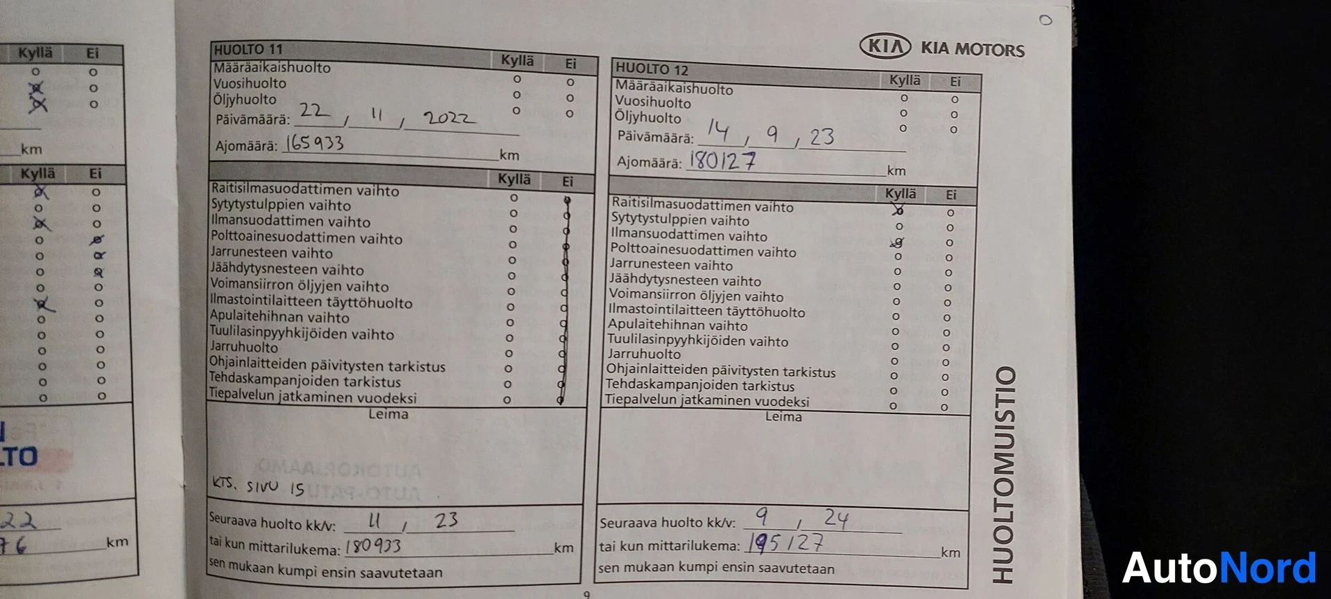 Yksityiskohta: Kia-huoltokirjan sivu huolloista 11 ja 12, merkinnät 2022 ja 2023.