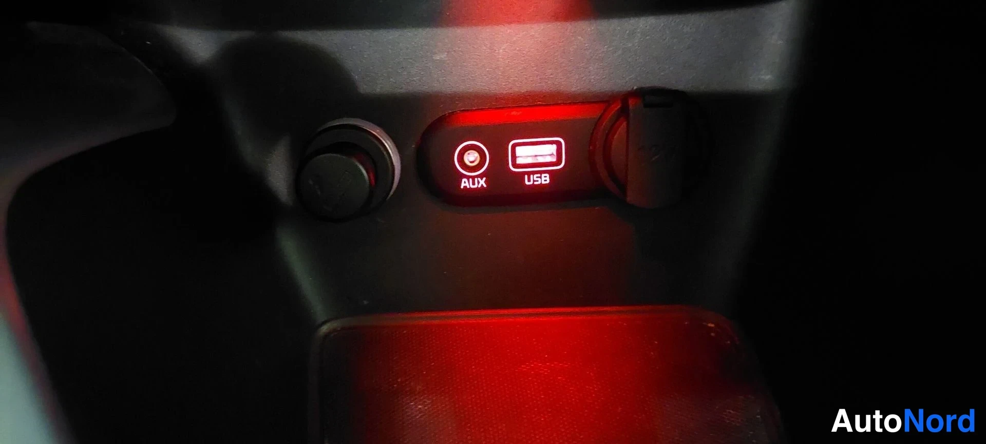 Muu: Punaisella taustavalaistu keskus console: AUX- ja USB-portti.