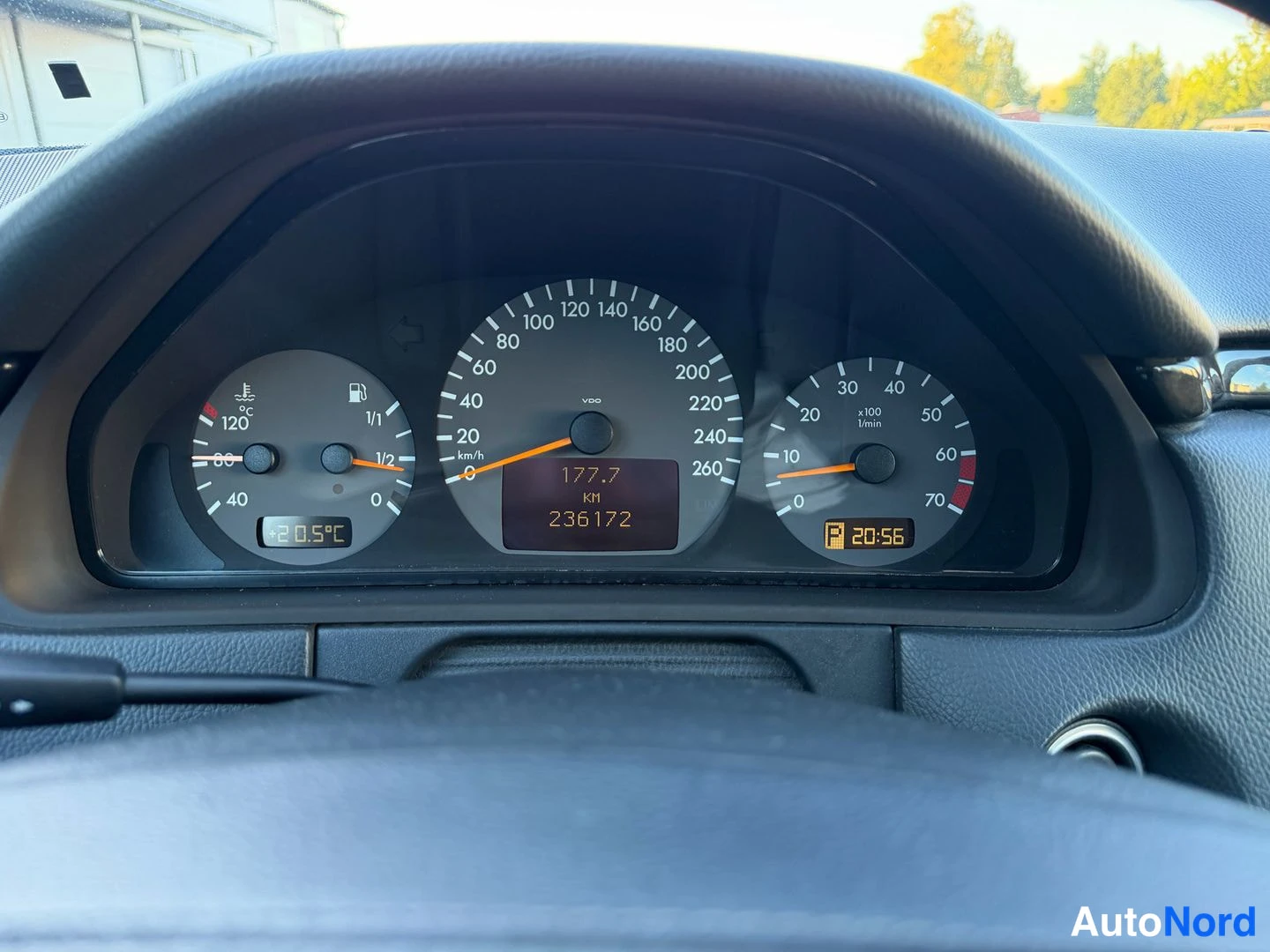 Muu: Erikoispatrioittain Mercedes-Benzin mittaristo, jossa nopeusmittari 0–260 km/h, polttoainemittari, lämpömittari, kierroslukumittari ja näytössä lukemat 177.7 KM