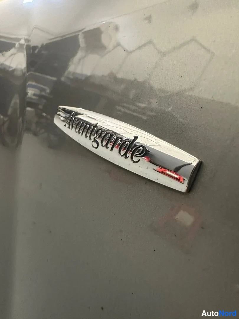 Sivulta: Lähikuva kromisesta Avantgarde-koristelaatasta auton kyljessä