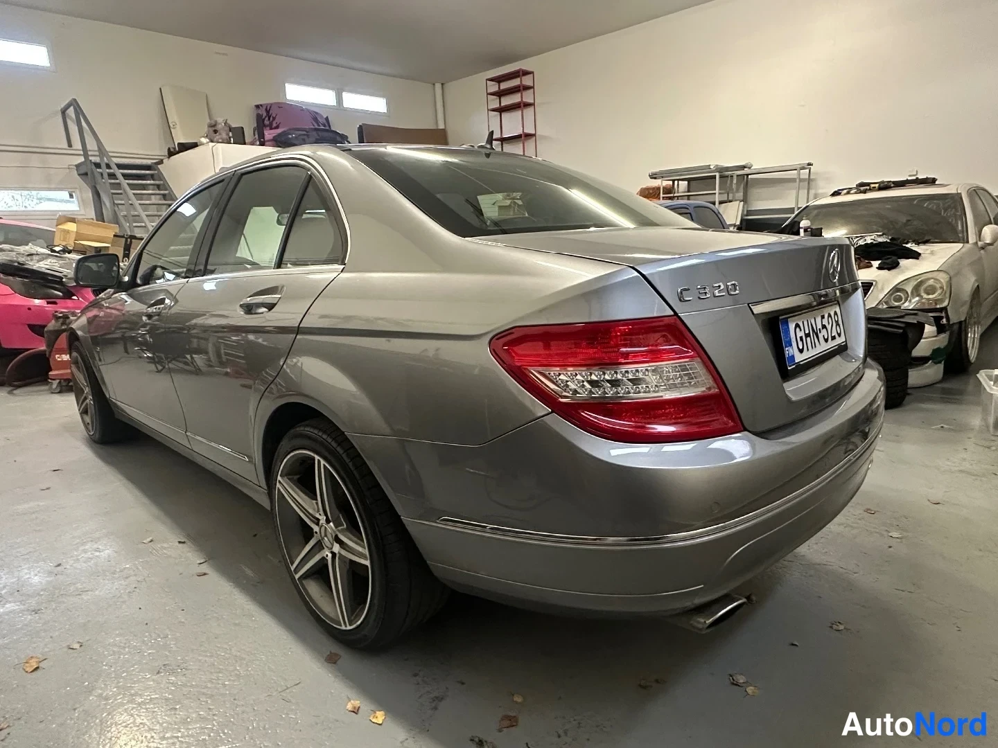 Takaviisto: Mercedes-Benz C 320 -sedan takaviisto vasemmalta, hopeanharmaa kori ja viisipuolaiset kevytmetallivanteet.