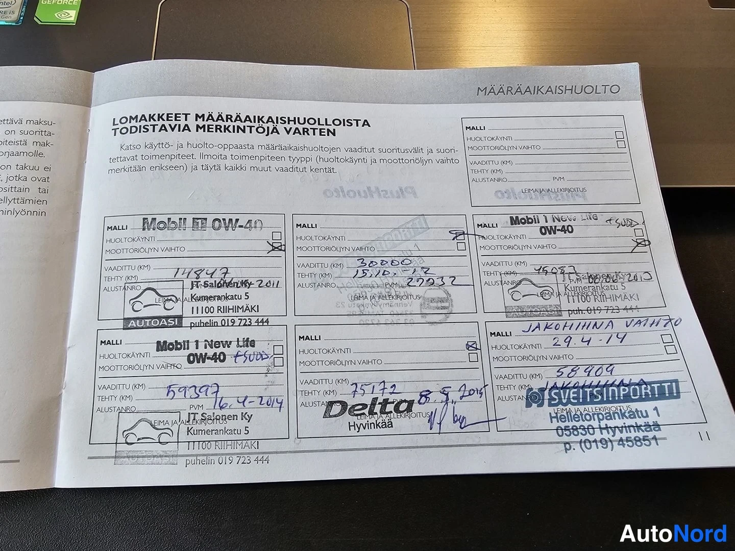 Edestä: Käsinkirjoitettu huolto-ohjelma huoltokirjaan merkittyine huoltotoimenpiteineen.