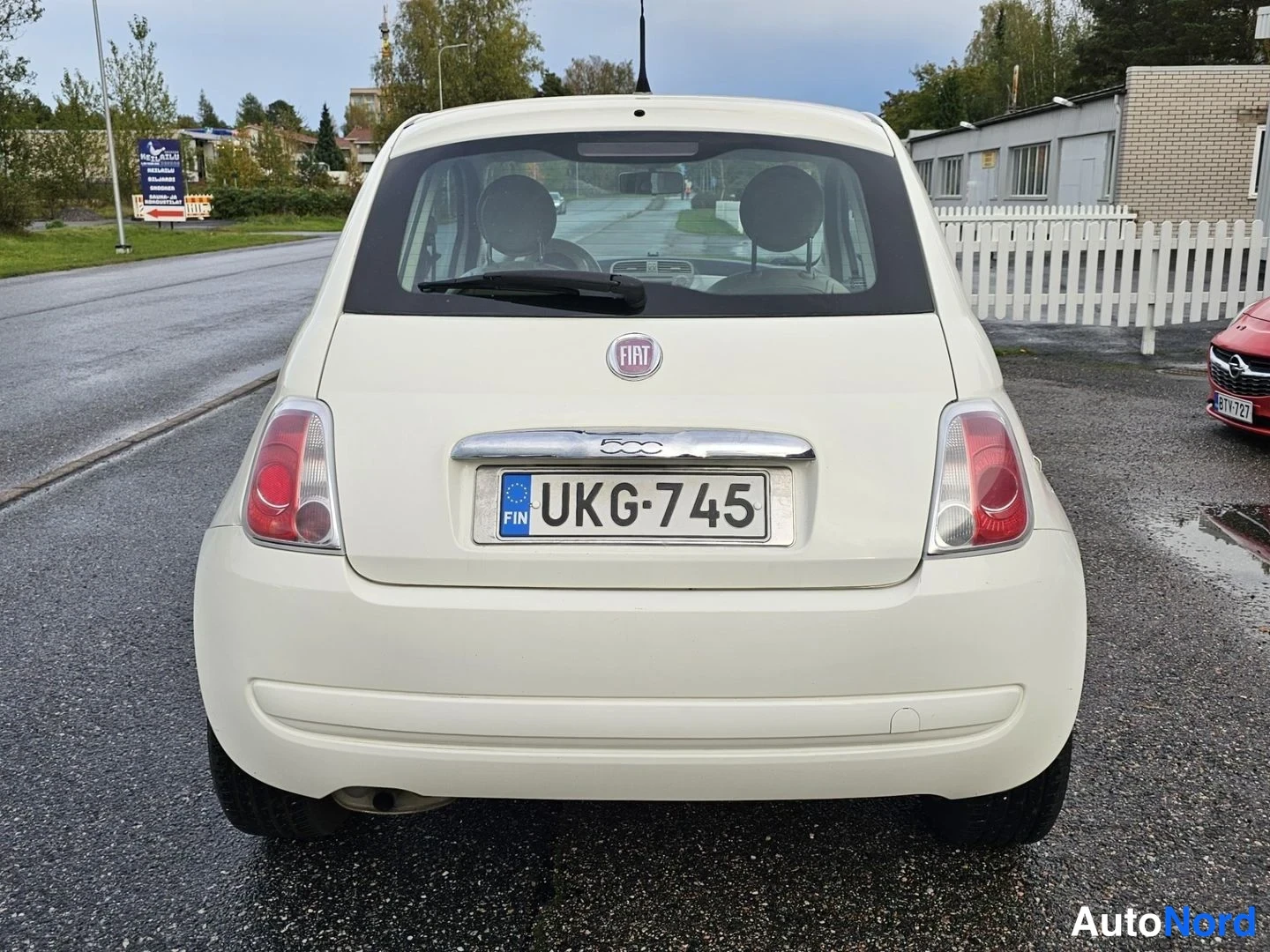 Takaa: Valkoinen Fiat 500 suoraan takaa, takalasi ja rekisteritunnus.