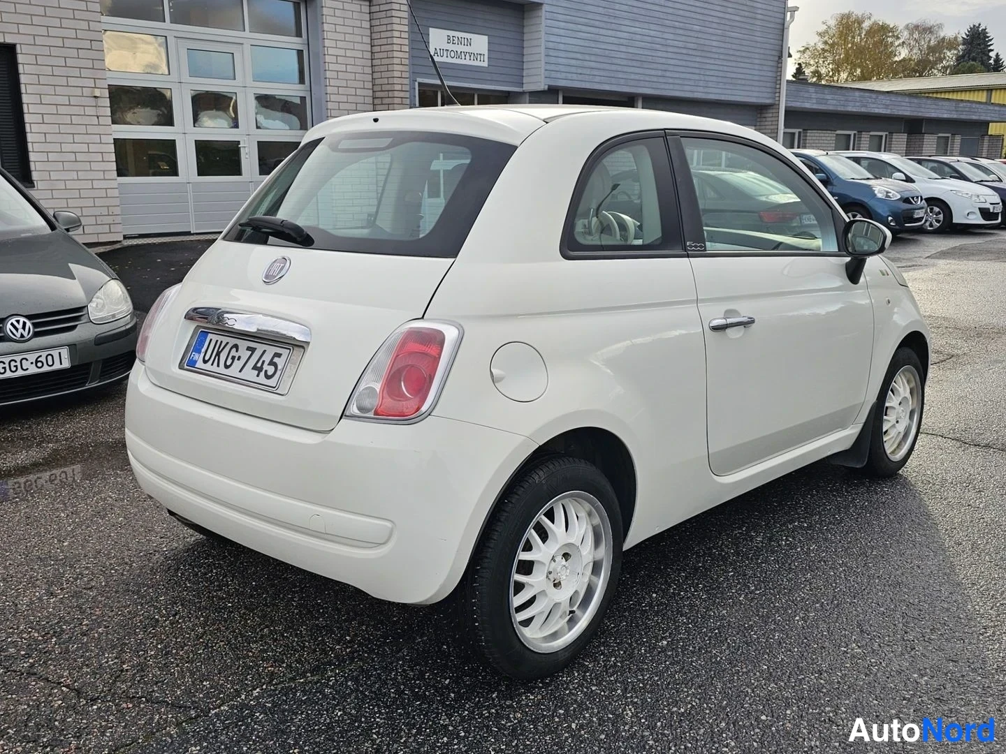 Takaviisto: Valkoinen Fiat 500 takaosakulmasta oikealta, rekisteritunnus ja tankin täyttöaukko näkyvissä.