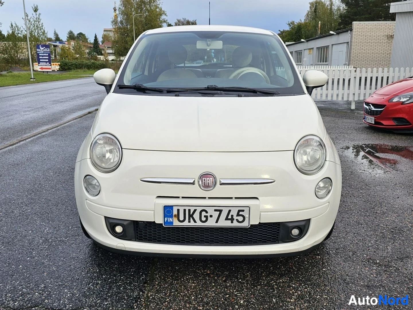 Edestä: Fiat 500 etusuoraan kuvattuna, valkoinen kori ja rekisterikilpi
