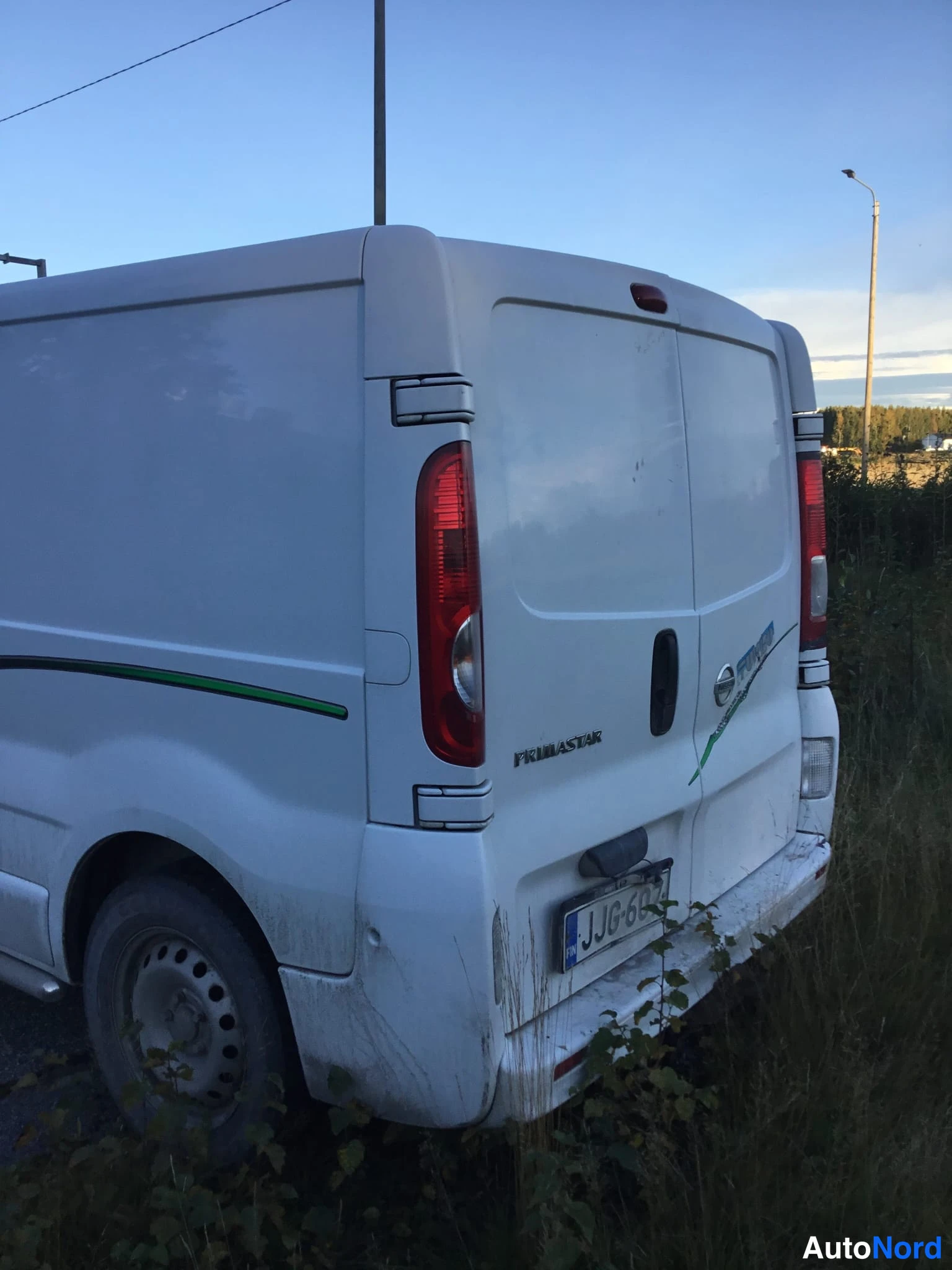 Takaviisto: Pakettiauto takaa kulmasta, takapömpeli ja rekisteritunnus näkyvissä.