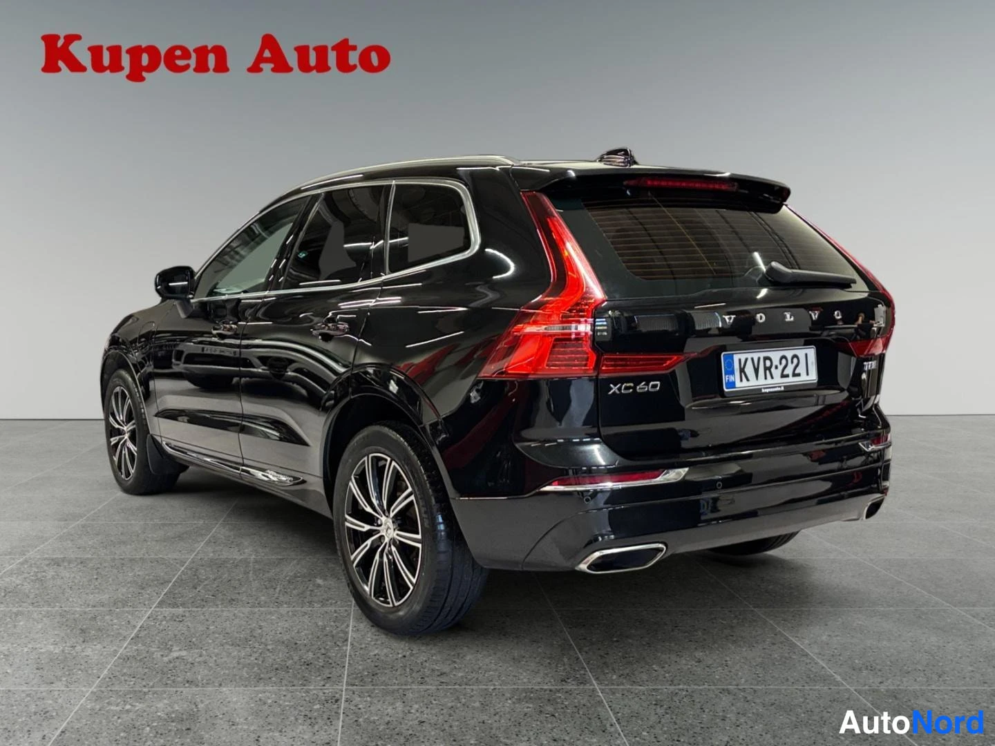 Takaviisto: Mustan Volvo XC60:n takaosa ja vasen sivu, XC 60 -teksti ja rekisterikilpi näkyvissä