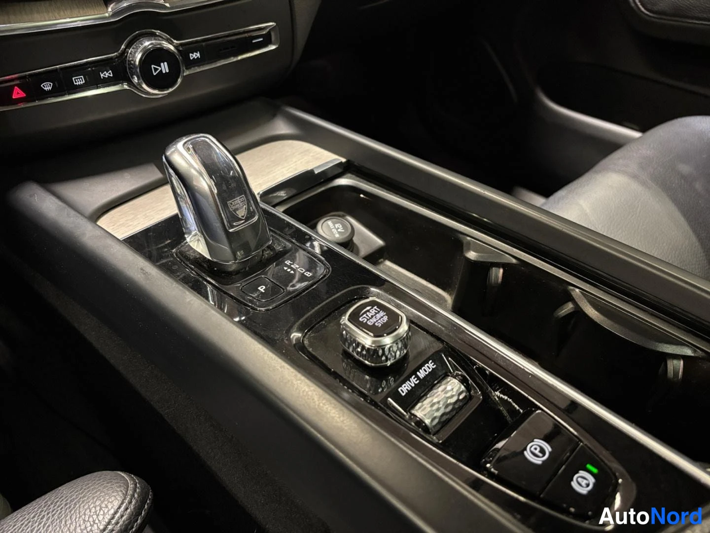 Muu: Keskikonsolin automaattivaihteen valitsin, START ENGINE STOP -painike ja DRIVE MODE -valitsin.
