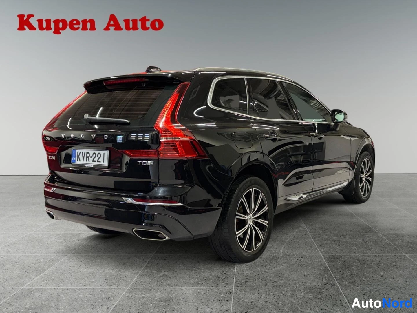 Takaviisto: Mustan Volvo XC60:n takaosa ja oikea sivu, T8-merkintä ja rekisterikilpi näkyvissä