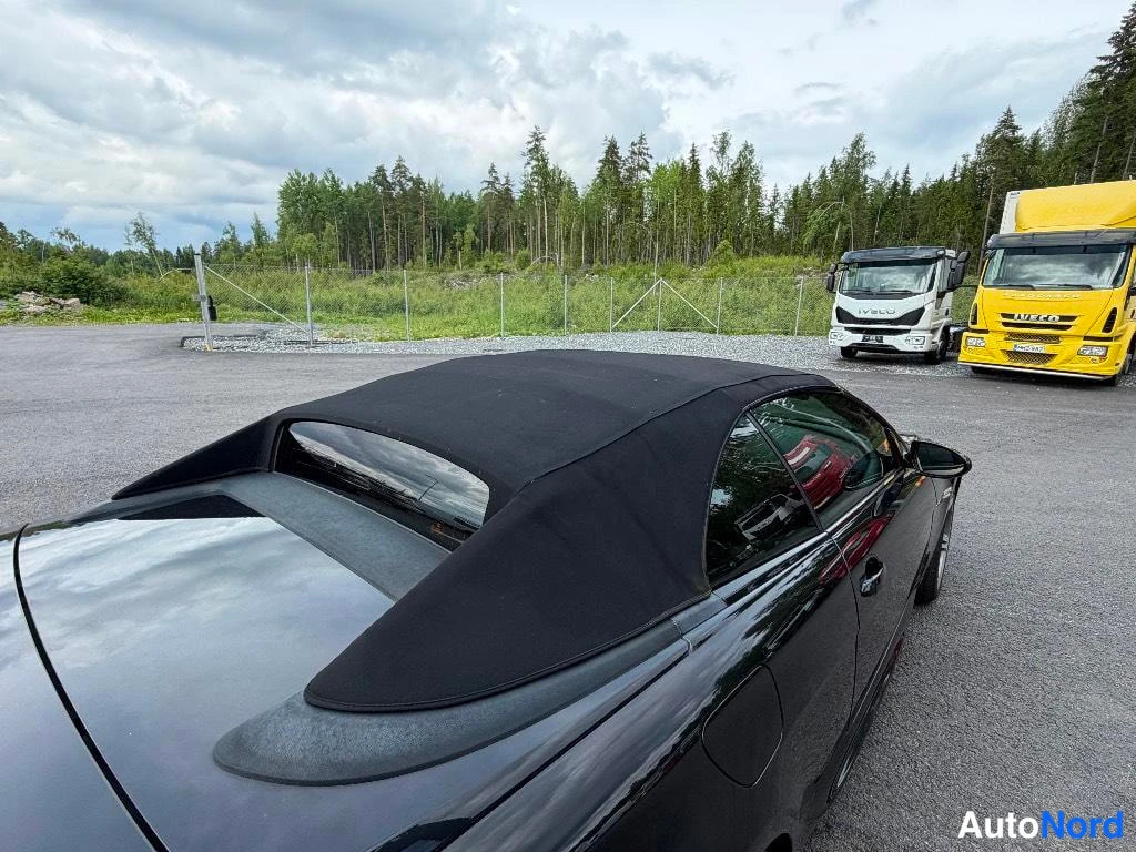 Sivulta: Suljettu musta kangaskatto kuvattuna auton takaa-sivulta.