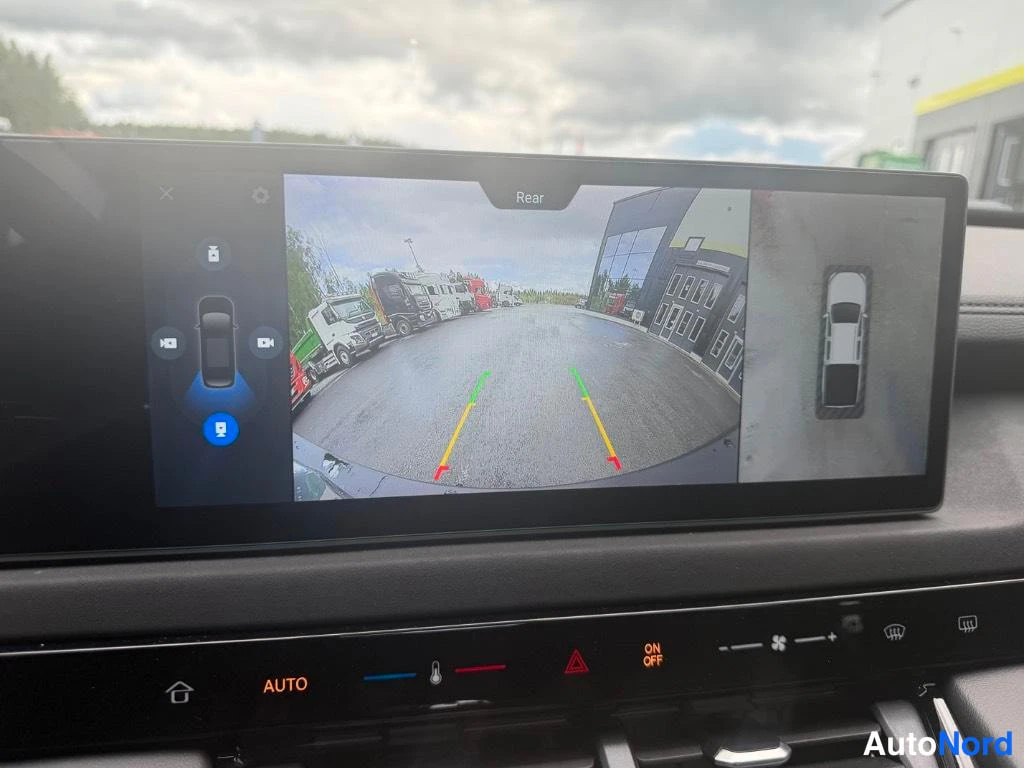 Muu: Medianäytössä takakameran kuva parkkihylkyineen, otsikkona Rear.