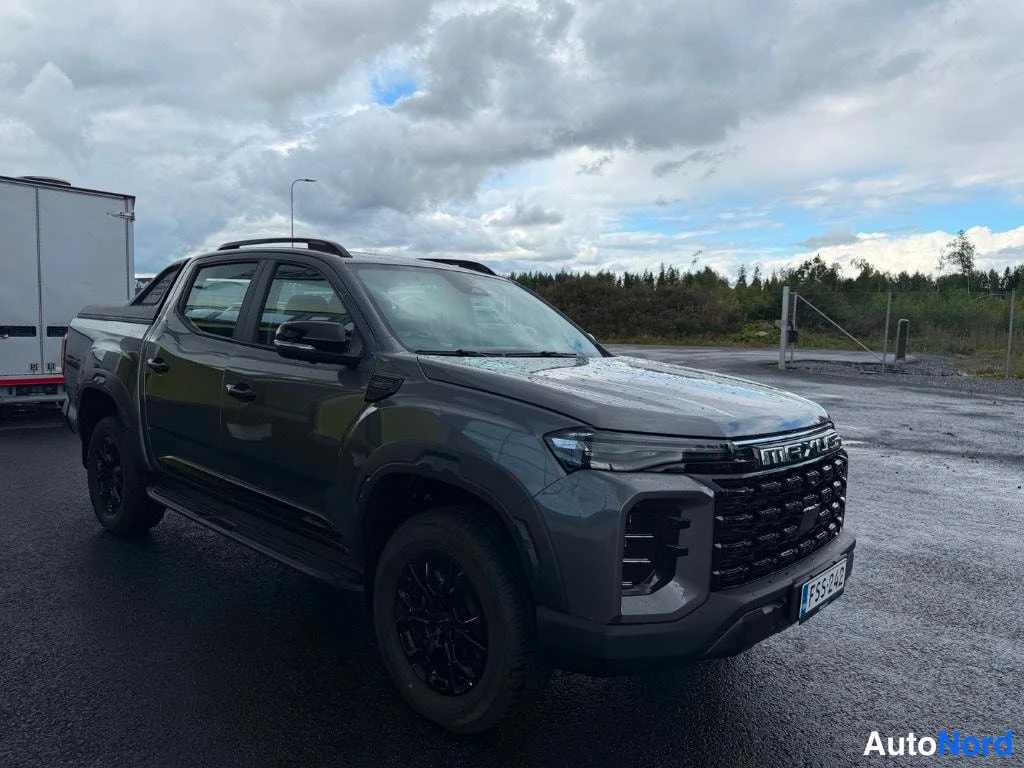 Etuviisto, nokka oikealle: harmaa Maxus T60 -naksi etukulmasta vasemmalta, mustat vanteet.