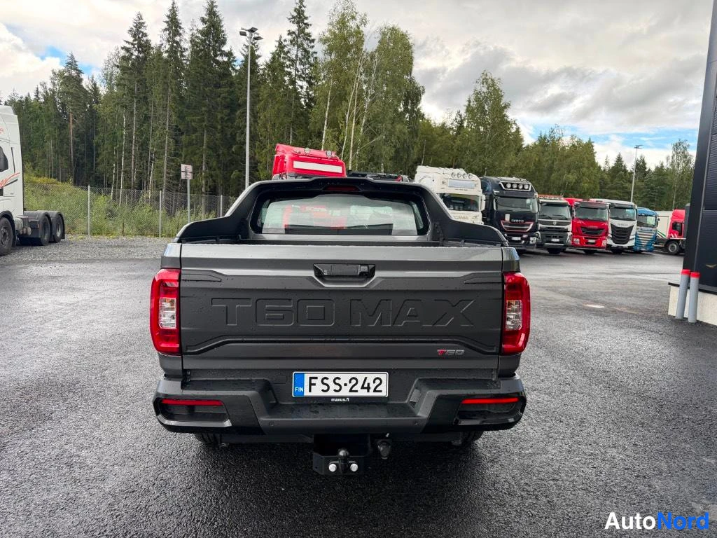Takaa: Maxus T60 MAX -pakettiauton takaosasta otettu kuva; rekisterinumero, merkinimike 'T60 MAX' ja '7.8' latauslaatikon reunalla.