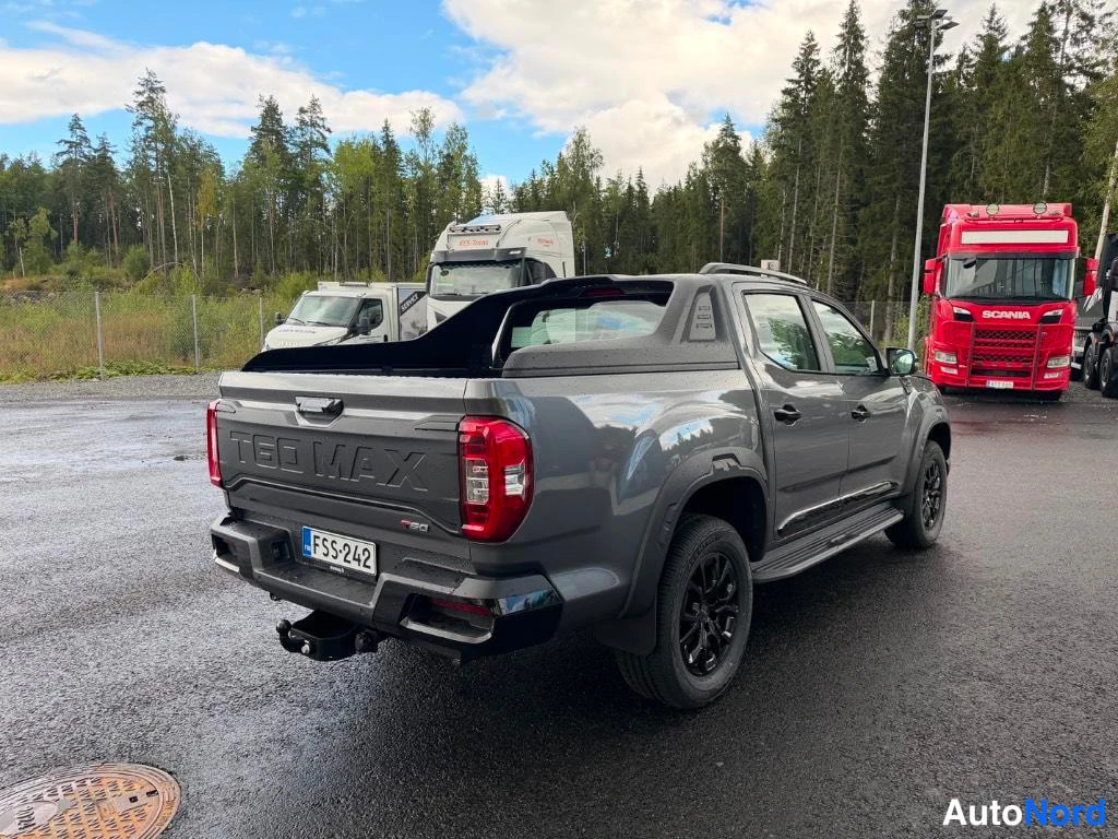 Takaviisto: Harmaan Maxus T60 MAX -pakettiauton rear three quarter (vasen kulma) kuva, näkyvissä takakanta ja vasen sivu.