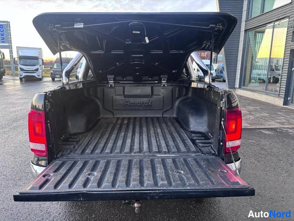 Takaa: Volkswagen Amarokin takakontti ja perävaunun kiinnitys on auki. Kontissa lukee 'Amarok'.
