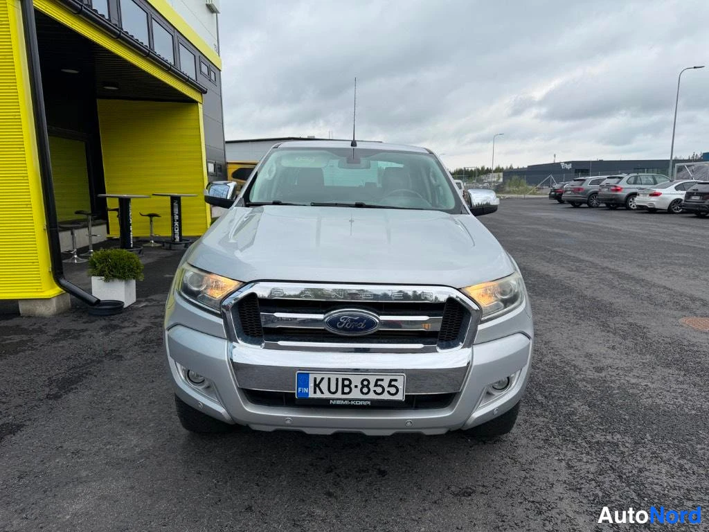 Edestä: Hopeanharmaa Ford Ranger edestäpäin, Ford-merkki ja -rekisterikilpi.