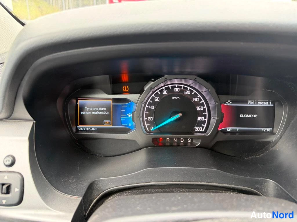 Yksityiskohta: Kojelaudan mittaristo: nopeusmittari 0–200 km/h, näyttö ilmoittaa 'Tyre pressure sensor malfunction' ja kirpsmiterilukema 248315.4 km, vaihdelaatikon tilat P R