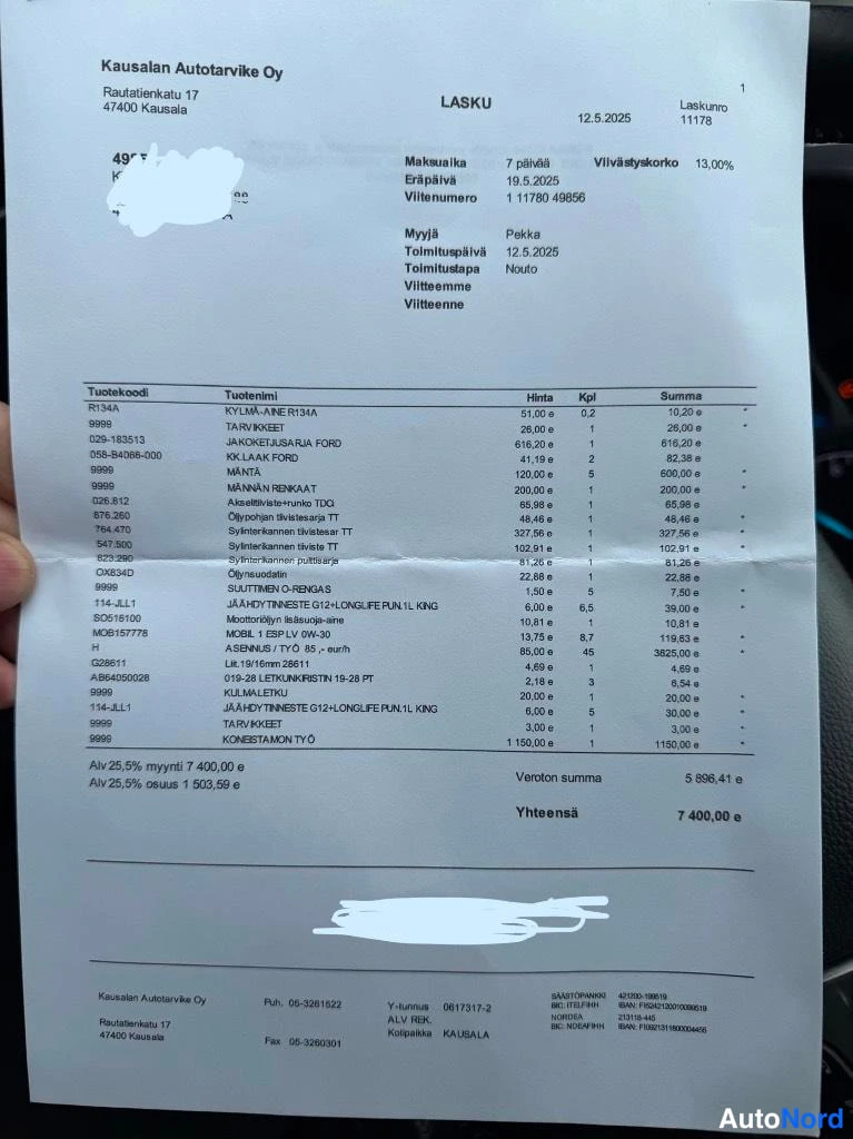 Yksityiskohta: Valokuva paperilaskusta Kausalan Autorivike Oy:ltä, LASKU 12.5.2025, laskunumero 11773, summa 7 400.00 €, Alv 25.5%, työrivit kuten renkaiden vaihto ja öljynvai