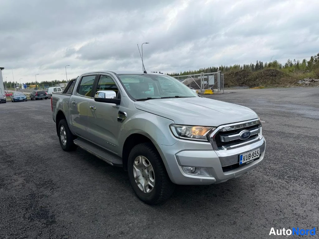Etuviisto, nokka oikealle: Hopeanharmaa Ford Ranger -avolava etukulmasta oikealta, kromiset sivulaskot ja rekisteri.