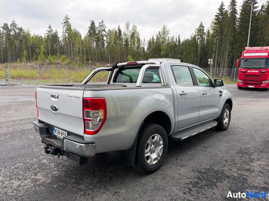 Takaviisto: Hopeanharmaa Ford Ranger -avolava takakulmasta, krominen takakaari, lavan suojakansi, vetokoulu ja rekisteri.