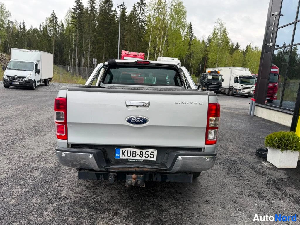 Takaa: Ford-kylkinäyttöinen avolavarauto takaa päin kuvattuna, rekisteritunnus