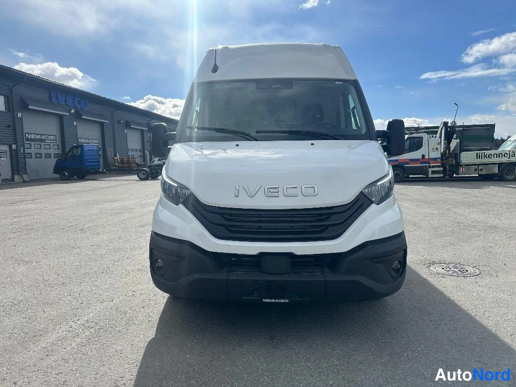 Edestä: Valkoinen Iveco-pakettiauto suoraan edestäpäin, IVECO-teksti konepellillä ja musta etusäleikkö.