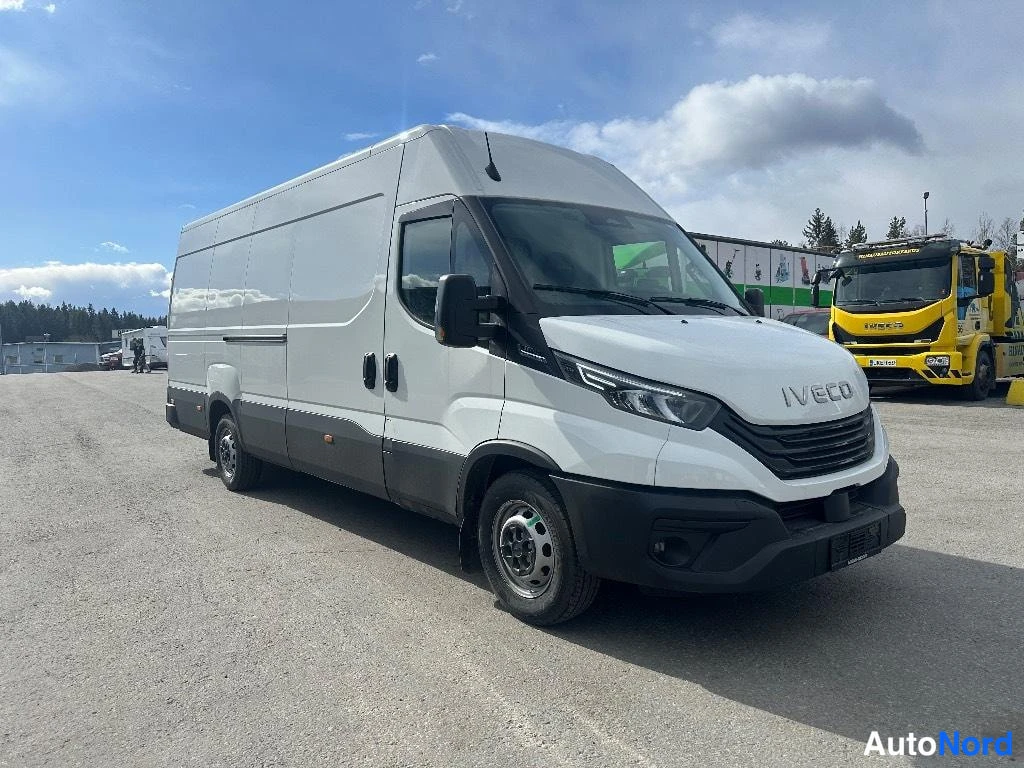 Etuviisto, nokka oikealle: Valkoinen Iveco Daily -pakettiauto kolmesta neljänneksestä edestä oikealta, korkeakattoinen ja pitkä akseliväli.