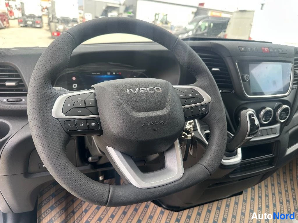 Muu: Iveco-merkillinen ohjauspyörä ja kojelauta, jossa kosketusnäyttö, vaihtajanuppi ja pyöränhallintanapit.