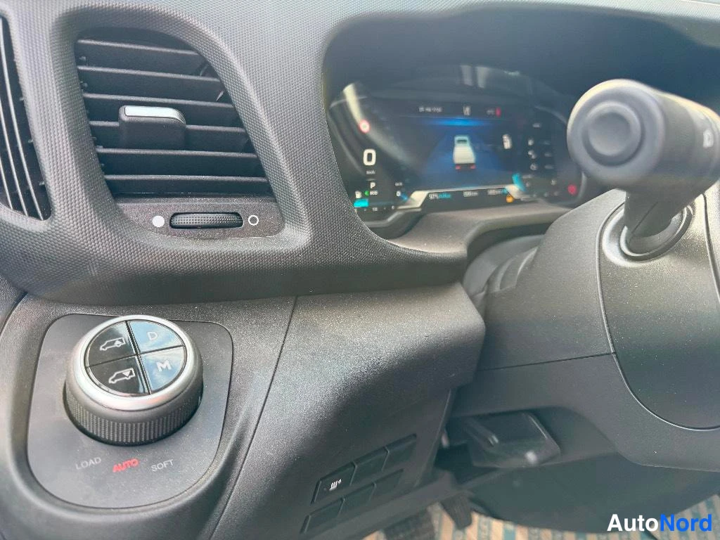 Muu: Iveco-hytin kojelauta lähikuvassa: Pyrovalitsin D/M-asennoilla ja LOAD/AUTO/SOFT-merinnät, digitaalinen mittaristo taustalla.