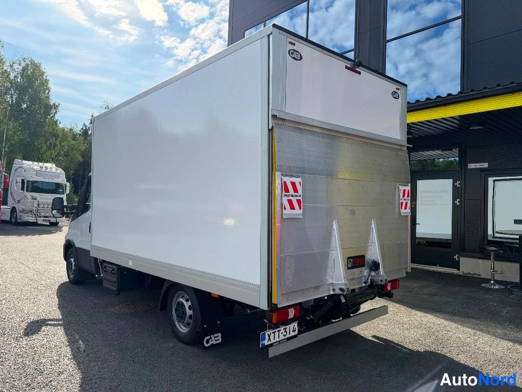 Takaviisto: Valkoisen pakettiauton takakulma: CAB-yhtiökorin takaosa, nostettu takaluukku ja Zepro-tail lift, rekisterissä.