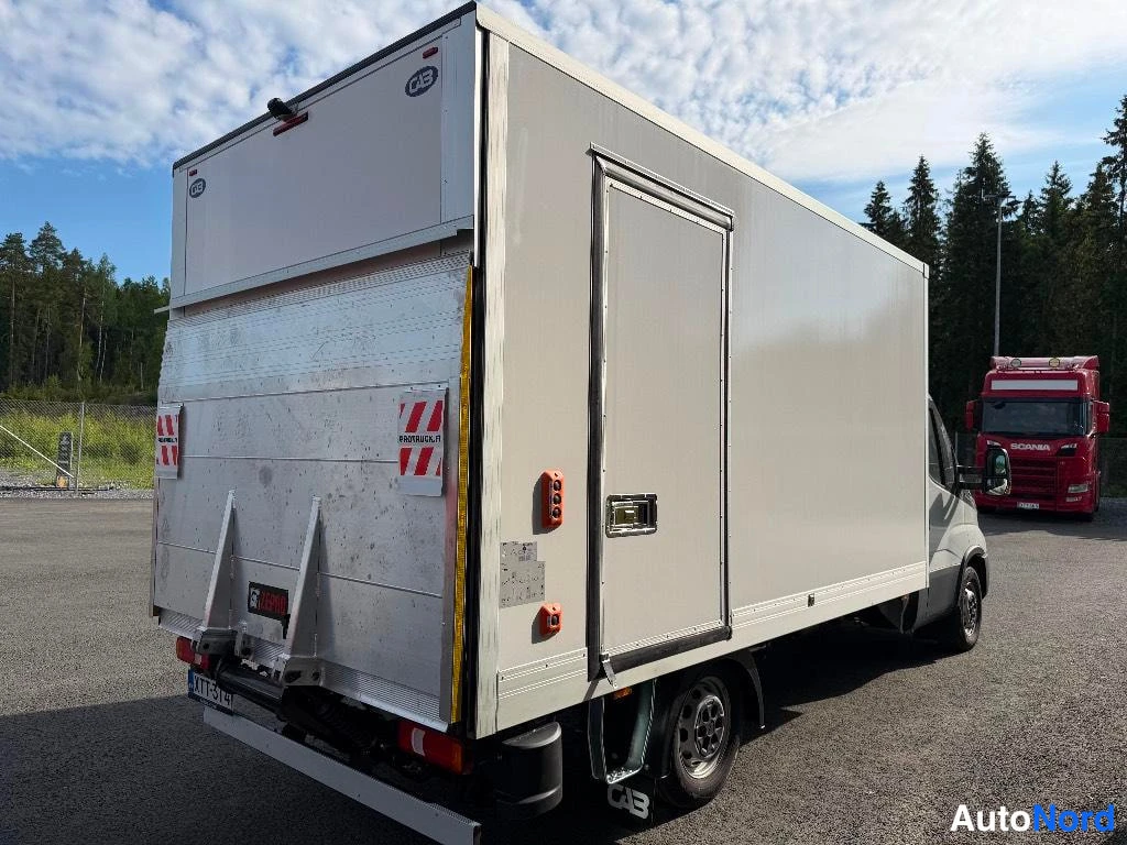 Takaviisto: Pakettiauton takakulma sivulta: valkoinen CAB-kori, sivuova, Zepro-tail lift ja rekisterikilpi.