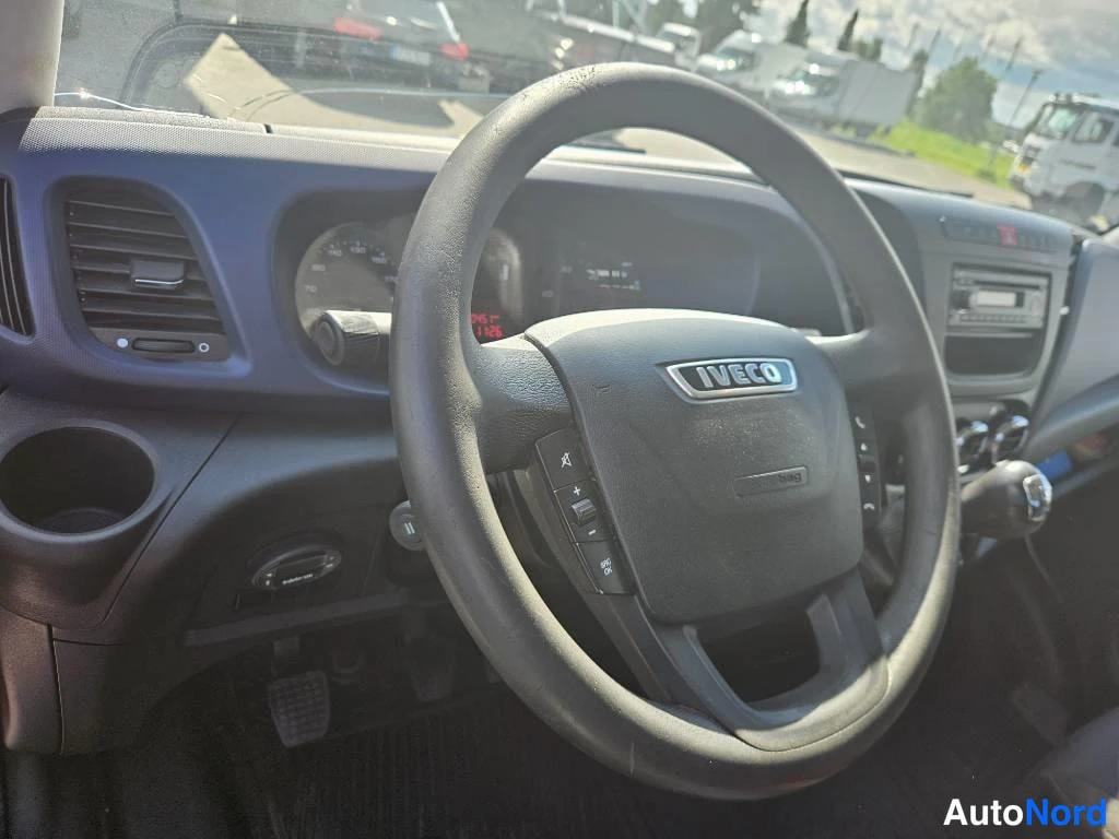 Muu: Iveco-merkininen ohjauspyörä ja kojelauta, mittaristo ja radiopaneeli näkyvät sisätiloissa.