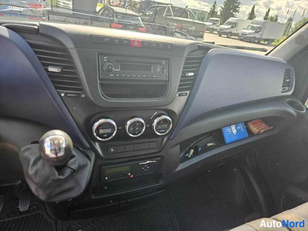 Muu: Keskihallintapaneeli ilmastointiautomaatilla, radio, manuaali vaihteenvalitsin ja hansikaslokero, jossa papereita.