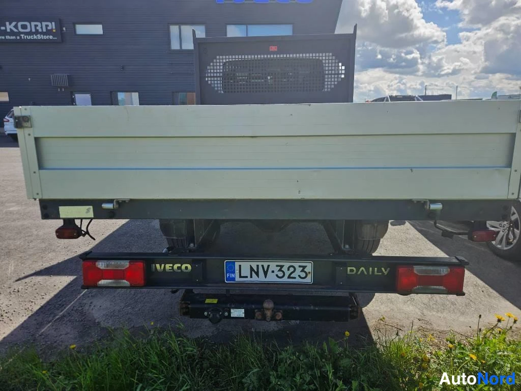Takaa: Lava-auton takapöytä suoraan takaa; rekisteritunnus ja takapalkissa tekstit IVECO ja DAILY.