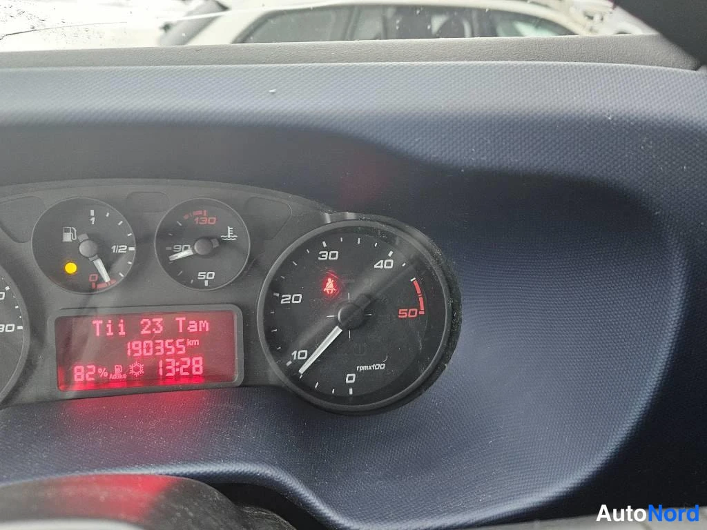 Muu: Kojelaudon mittaristo: ajomittari näyttää 190355 km, polttoainemittari noin puolivälissä, punainen näyttö ajan 13:28.