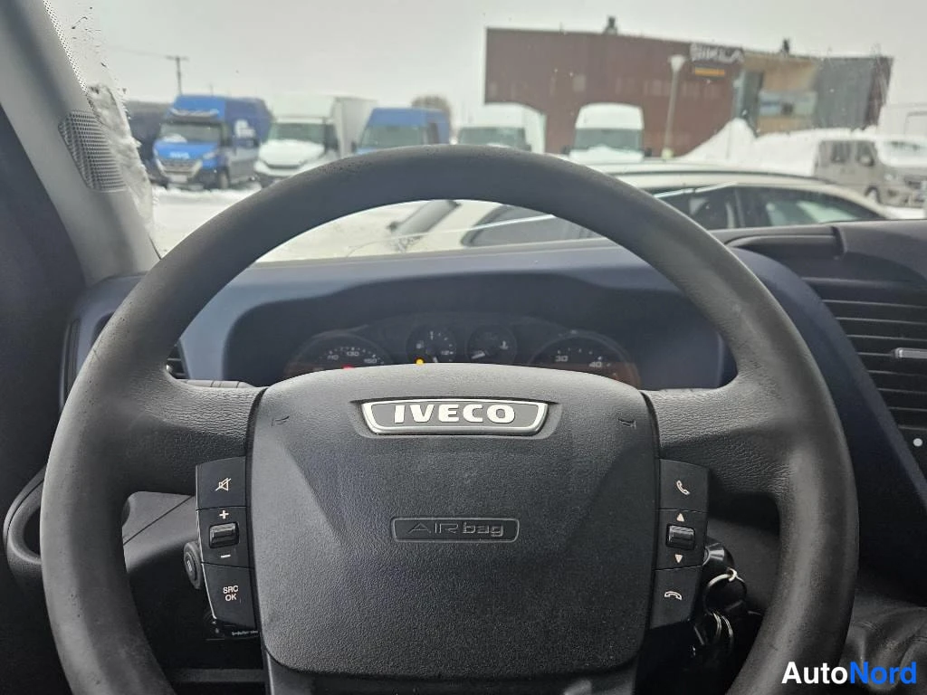 Muu: Iveco-ohjauspyörä, keskellä Airbag-merkintä ja IVGCO-logo, puhelinnapit sivuilla.