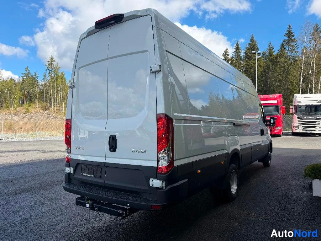 Takaviisto: Iveco Daily -pakettiauto takaa oikealta kolmanneskulmasta, DAILY-teksti takapaneelissa ja liukuovi kyljessä.
