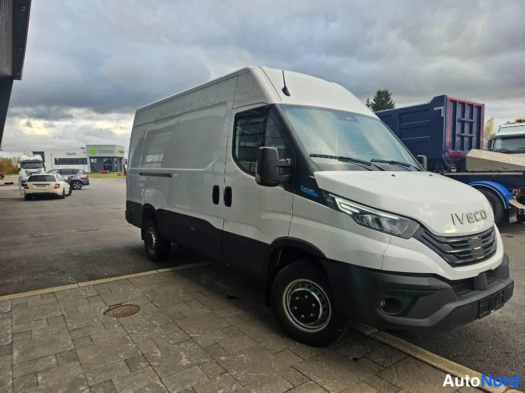 Etuviisto, nokka oikealle: Valkoinen Iveco-paku etukulmasta, keula oikealla, sivukori vasemmalla