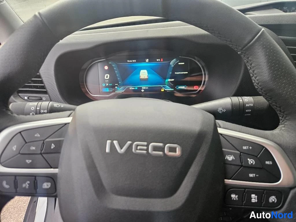 Muu: Iveco-ohjauspyörä ja digitaalinen mittaristo, jossa näkyy 5258 km ja READY-merkintä.