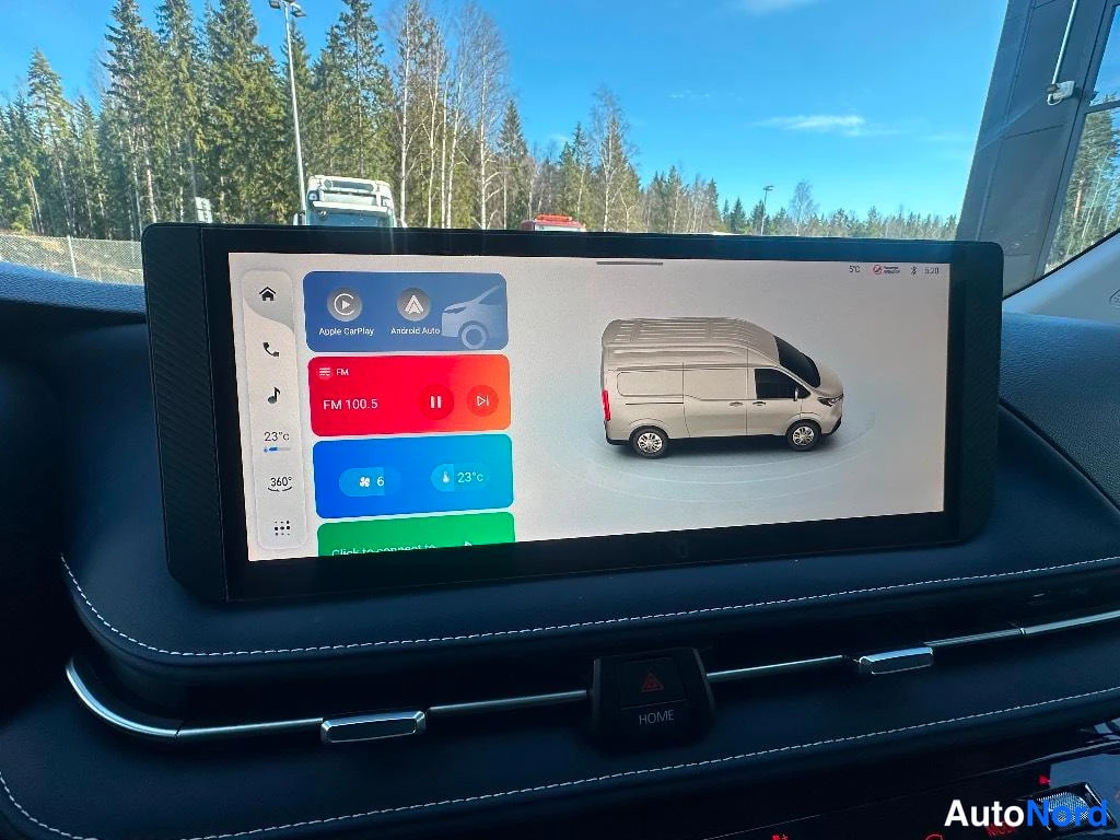Muu: Keskinäytön lähikuva: CarPlay- ja Android Auto-ikonit, FM 100.5 -radio ja 360-toiminto.