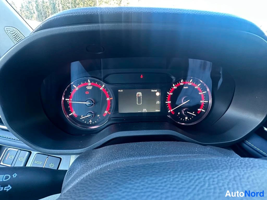Muu: Kojelauta: analogiset mittarit, ruudussa Lukema 36 km.