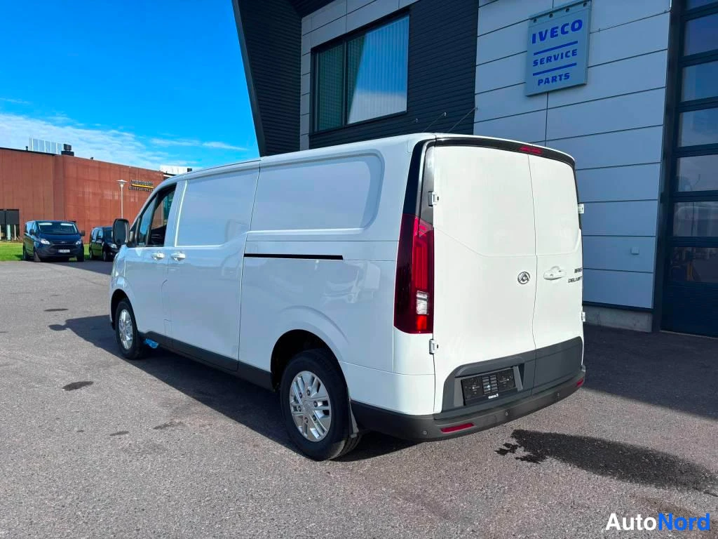Takaviisto: Valkoinen pakettiauto takaviistosta kuvattuna; takaosa ja oikea kylki näkyvillä punaiset takavalot ja paljas takaovi.