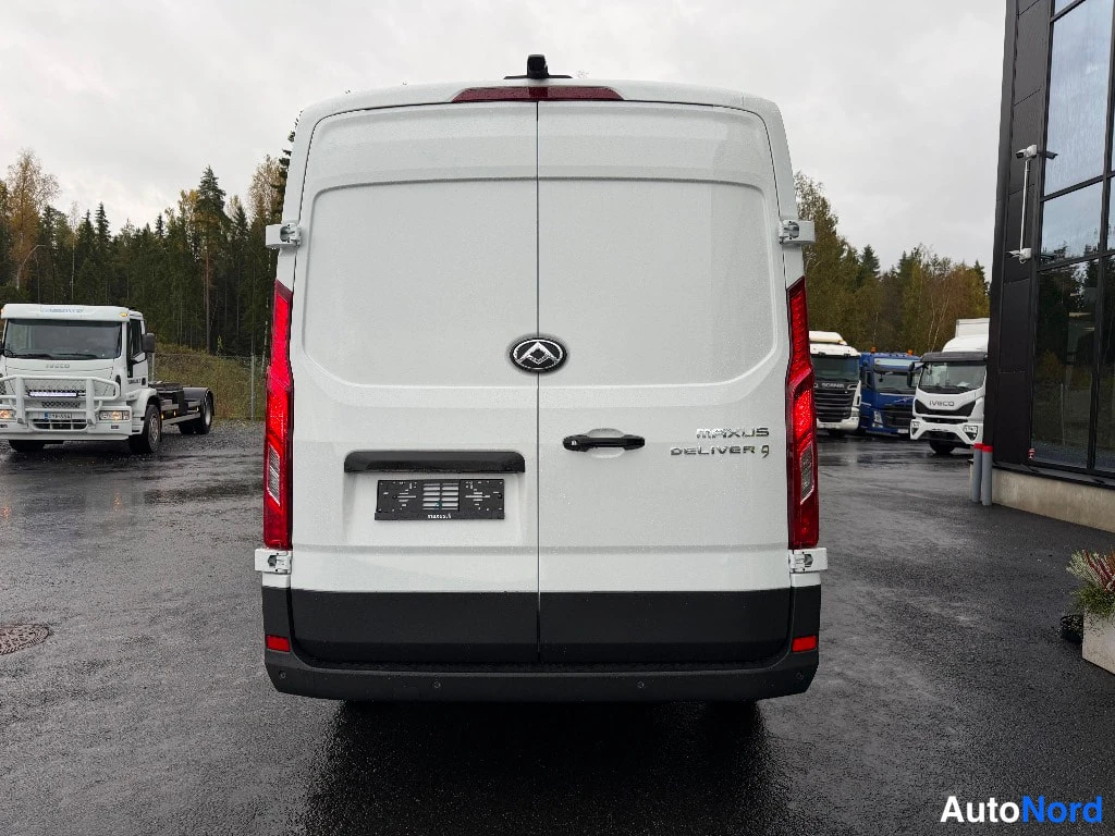 Takaa: Maxus Deliver 9 -pakettiauton takaosa: valkoinen koripelti, takavalot ja takapuskupalkki
