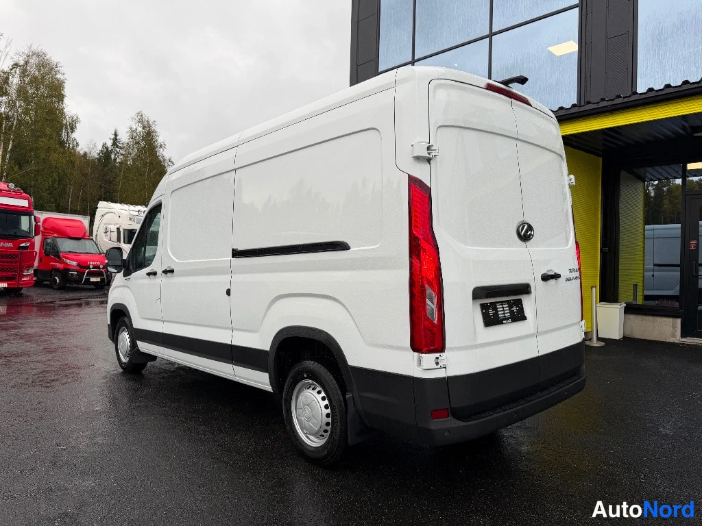 Takaviisto: Maxus Deliver 9 -pakettiauton takaosa ja sivuprofiili kolmasosan kulmasta, valkoinen koripelti ja takavalot