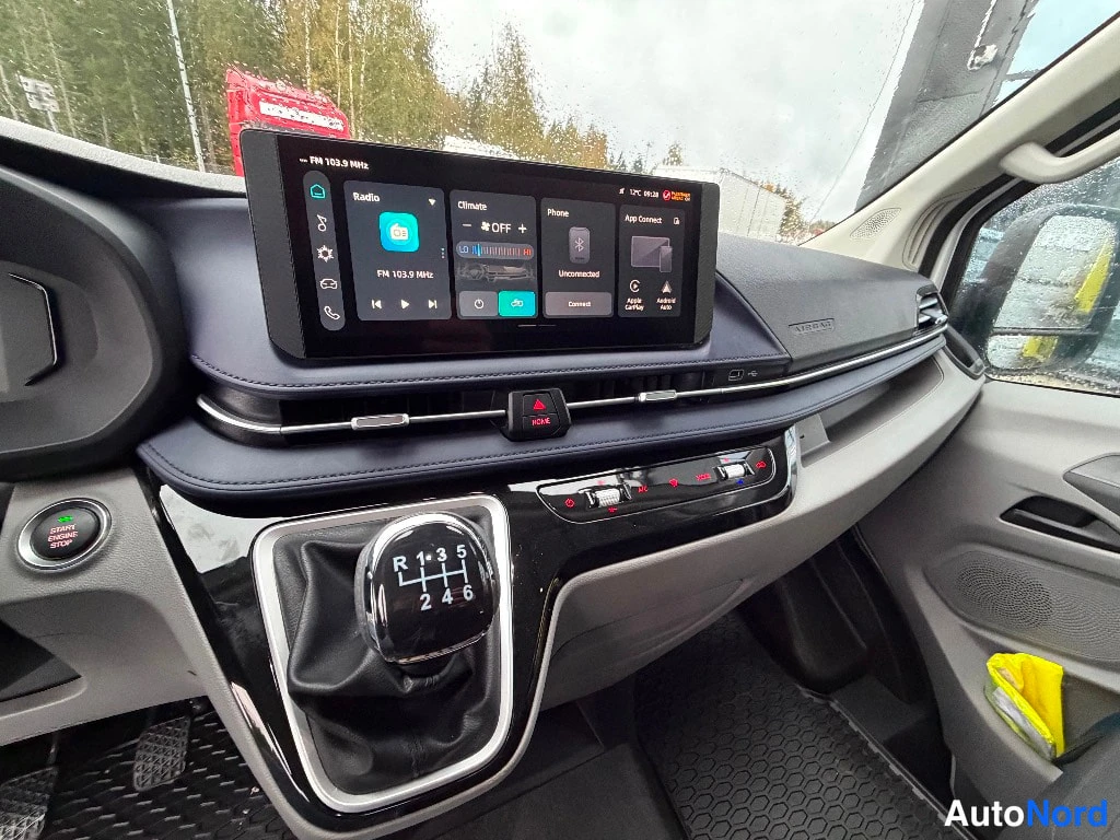 Muu: Kojelaudan näyttö ja manuaali vaihteiston vaihdekepp; ruudussa Radio, Climate, Phone ja App Connect -valikot.