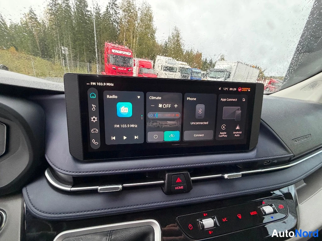Yksityiskohta: Kojelaudan kosketusnäyttö radiolla, ilmastoinnin säädöillä ja Apple CarPlayn sekä Android Auton valinnoilla.