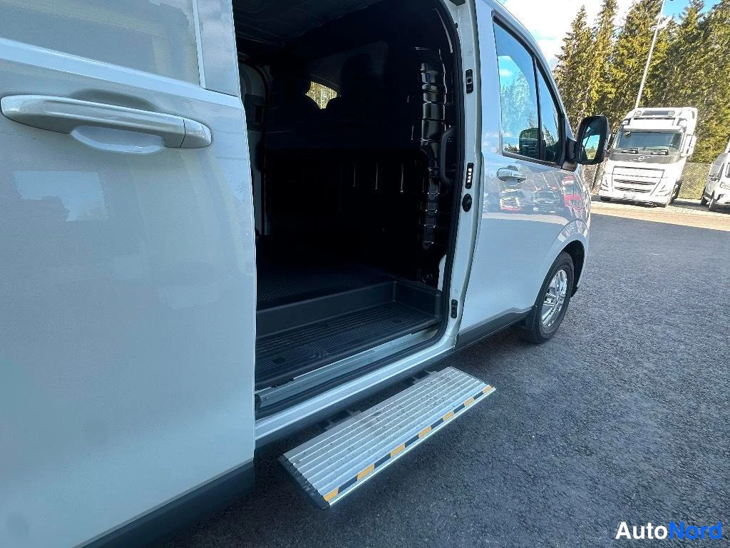 Sivulta: Pakettiauton kylki liukuovella auki ja taittuva aluminimainen nousuaskelma maahan.