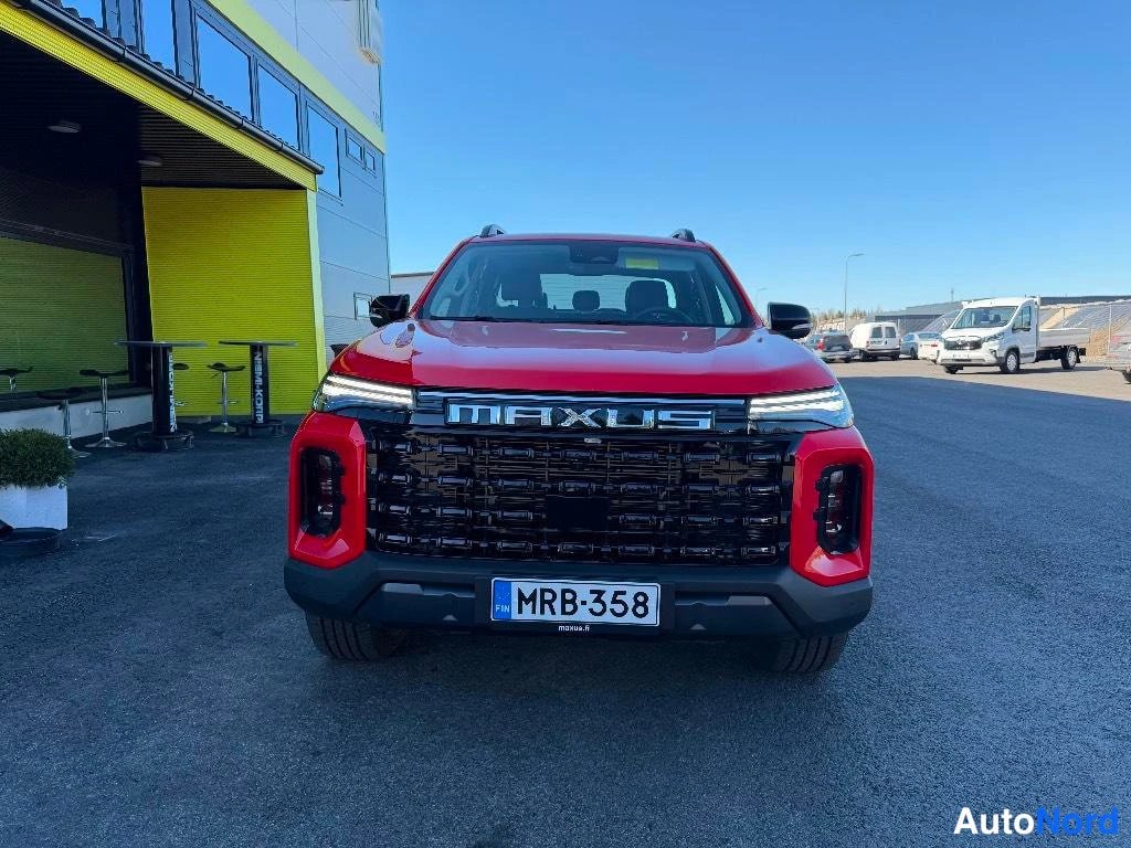 Edestä: Punaisen Maxus T60 Max - auton keula suoraan edestäpäin, MAXUS-kirjaimet etusäleikössä ja rekisteritunnus.