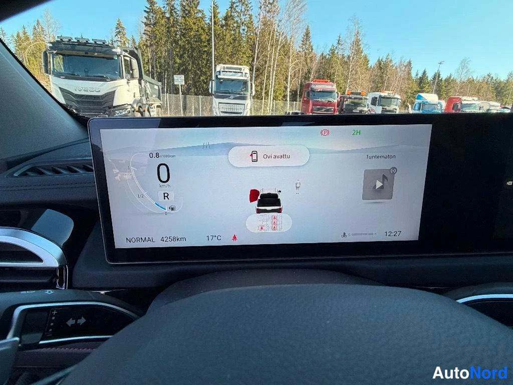 Muu: Autoun ohjaamoon suunnattu kuva: mittarinäytöllä lukee NORMAL 4258 km, 17 °C ja Ovi avattu.